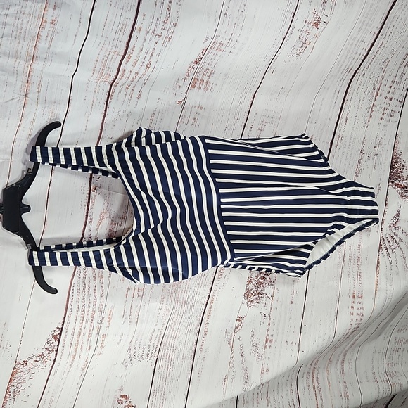 Lands' End Women's Chlorine Resistant Soft Cup Tugless Sporty One Piece Swimsuit - Picture 4 of 10